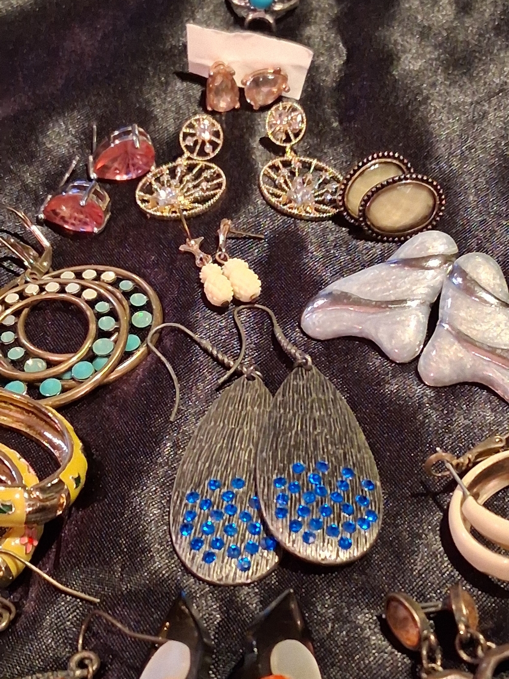 Silk Padded Jewelry Box with 30 Assorted Vintage Earrings - Picture 7 of 10